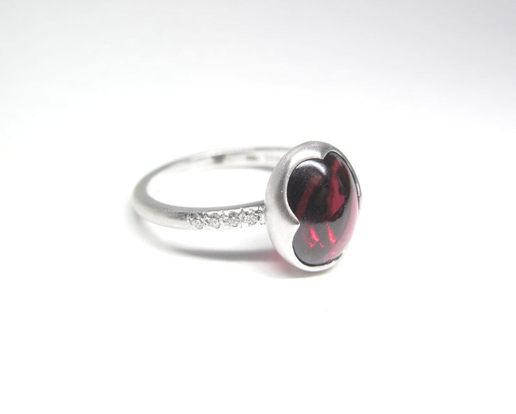 Red Garnet and diamond 14kw gold ring