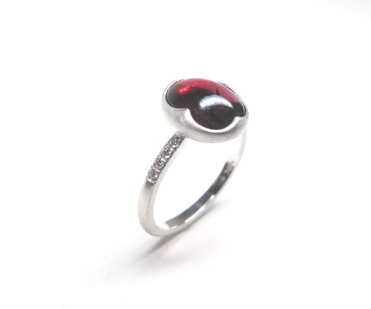 Red Garnet and diamond 14kw gold ring